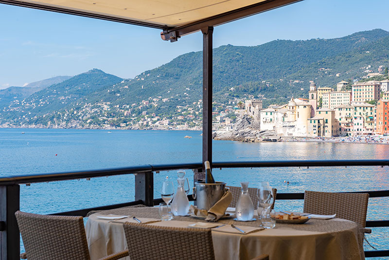 Tisch eines Restaurants in Camogli mit Panoramablick
