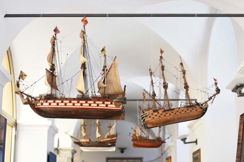 Segelschiffe im Inneren des Heiligtums ausgestellt