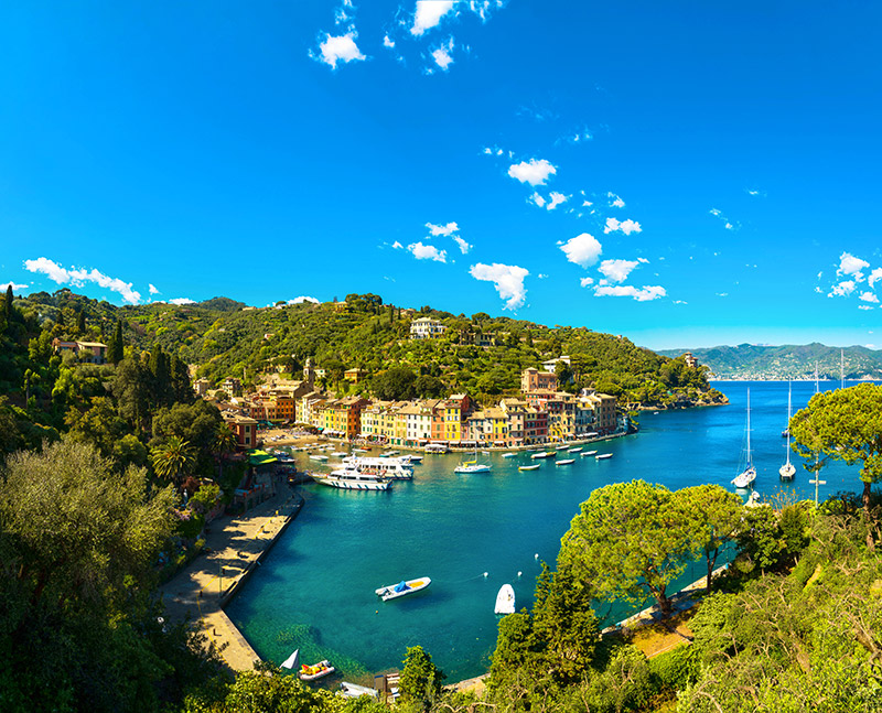 Blick auf Portofino von einem Fußweg aus
