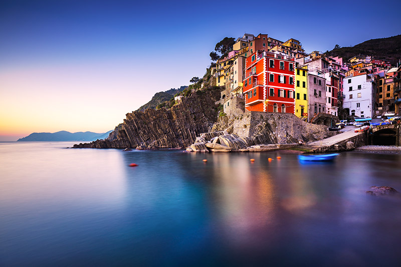 Foto notturna di Riomaggiore vista dal mare