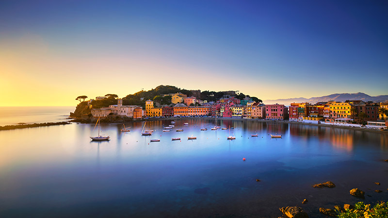 Panorama du coucher de soleil sur la baie du silence à Sestri Levante