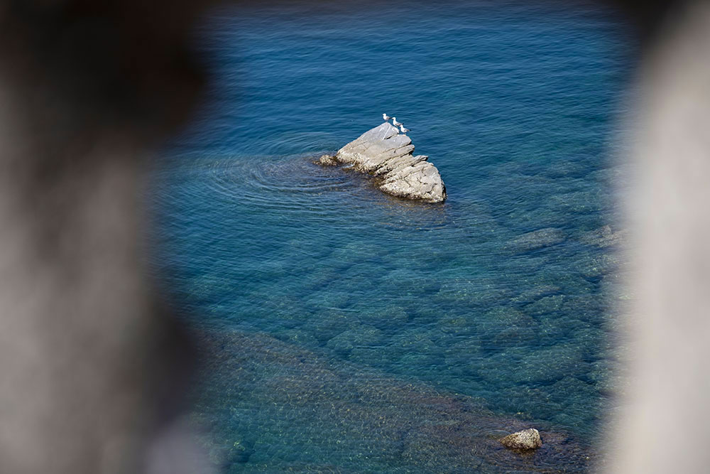 Blick auf das Meer von Camogli mit Felsen
