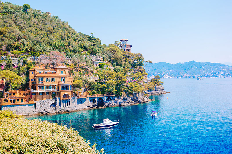 Detail der Küste von Portofino mit Häusern mit Meerblick