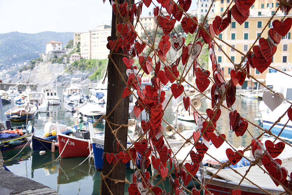 Ceramic hearts hanging from the Camogli nets