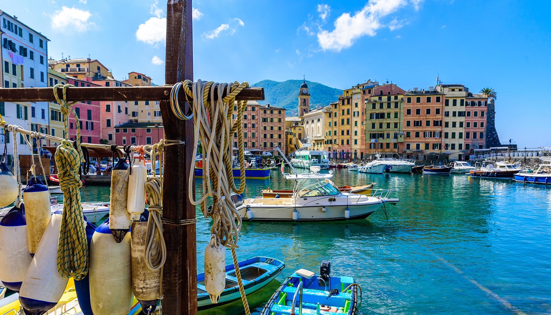 Panorama auf den kleinen Hafen von Camogli