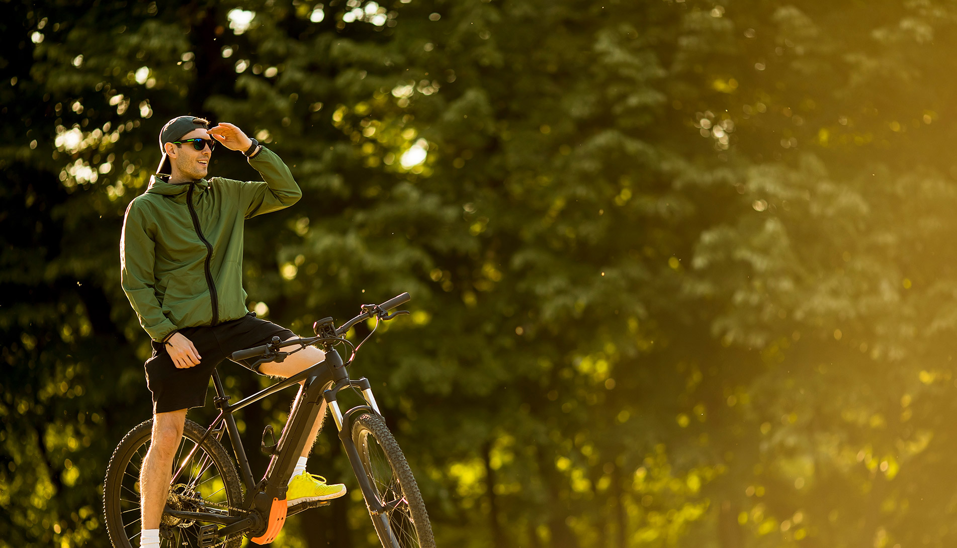 Junge auf E-Bike