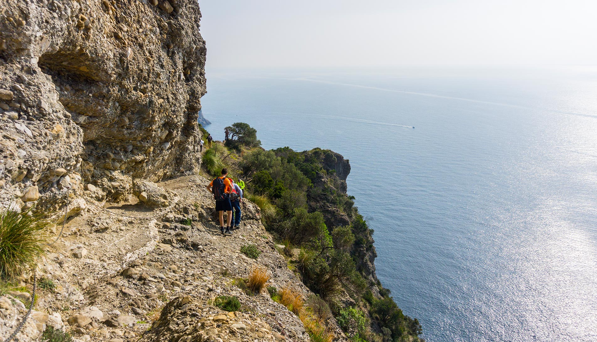 Gruppo di persone che fanno trekking in un sentiero panoramico