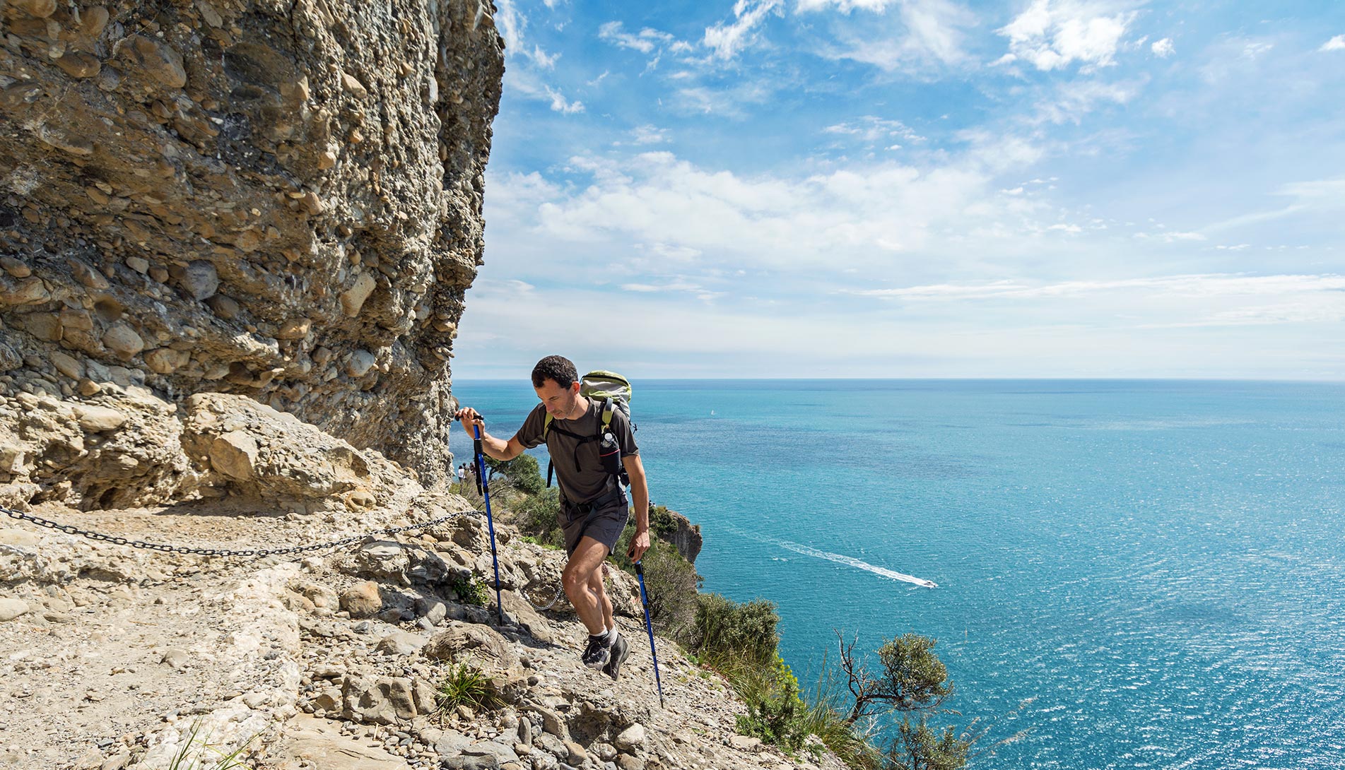 Persona che fa trekking in un sentiero panoramico