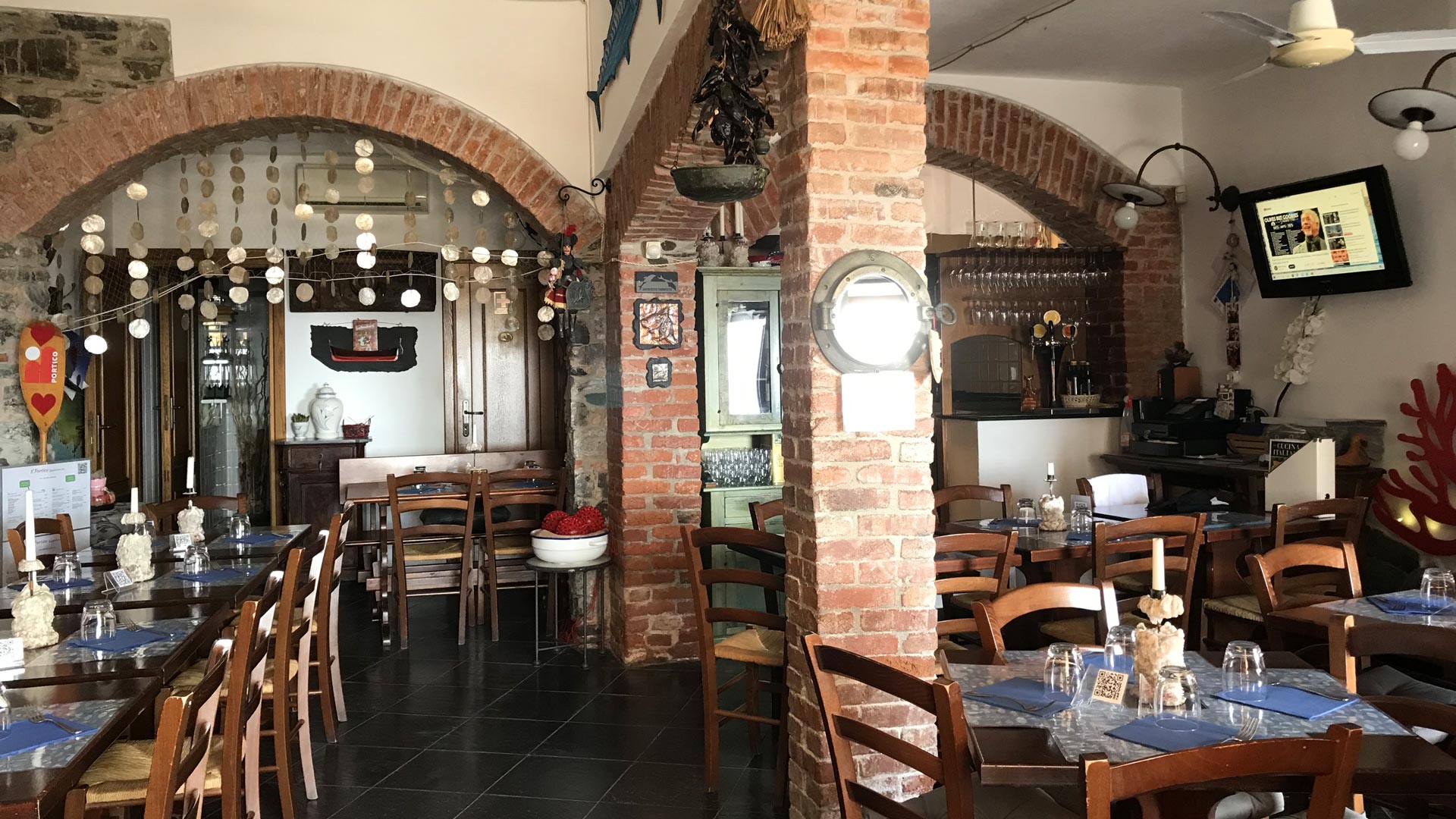 Tavolino di un ristorante di Camogli con vista panoramica