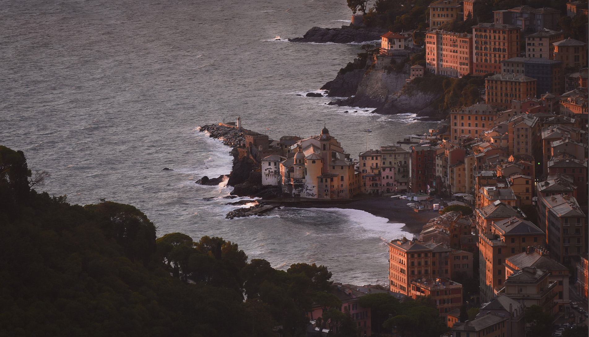 Vista panoramica al tramonto su Camogli