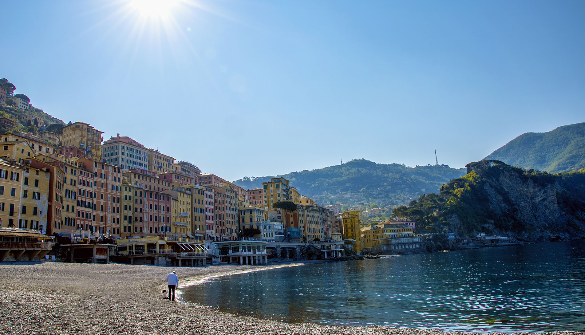 Maisons colorées sur le front de mer de Camogli