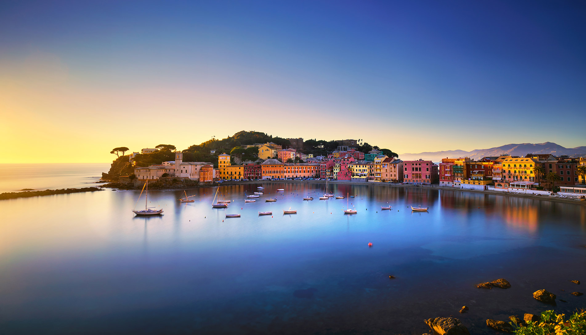 Panorama du coucher de soleil sur la baie du silence à Sestri Levante