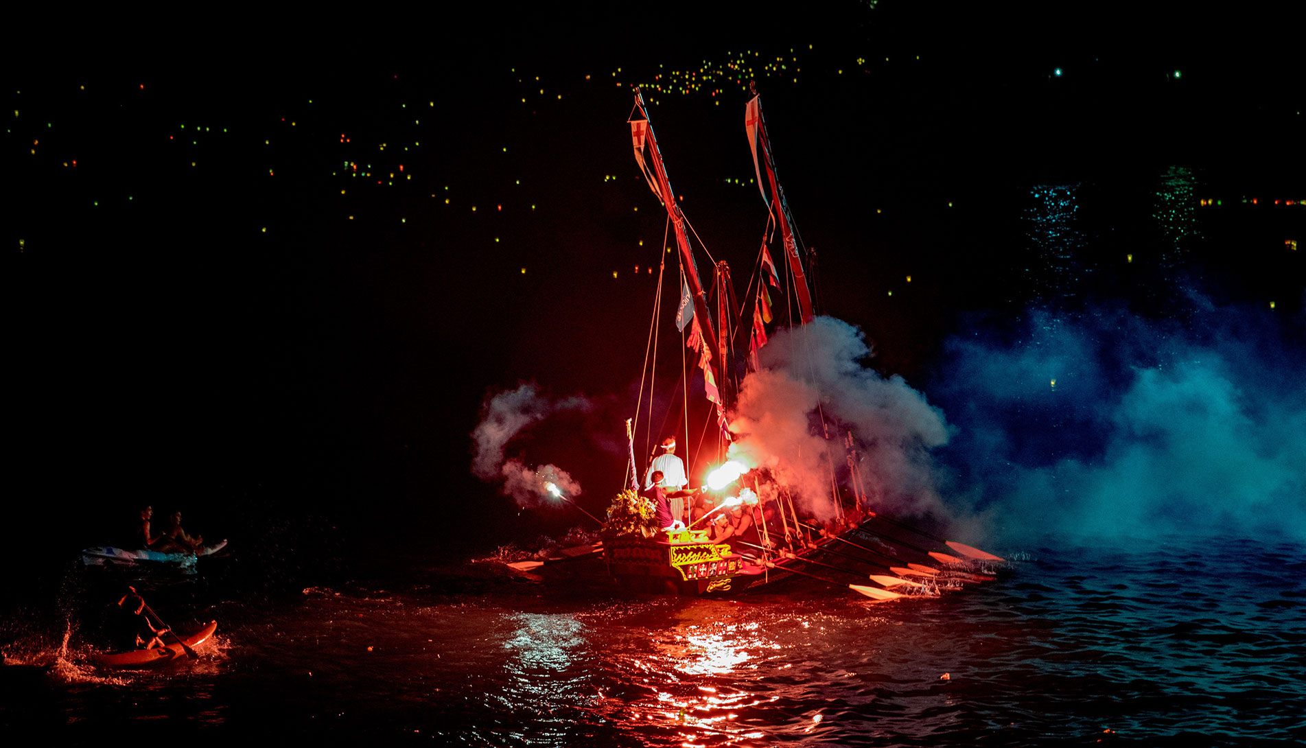 Altes Segelschiff auf See in der Nacht des Stella Maris Festivals